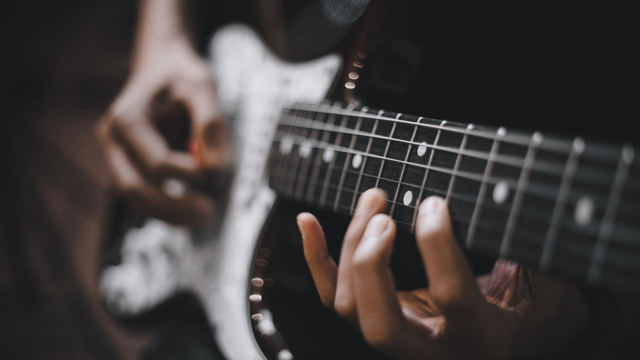 Hammer-ons und Pull-offs: Die Kunst des Gitarrenspiels meistern