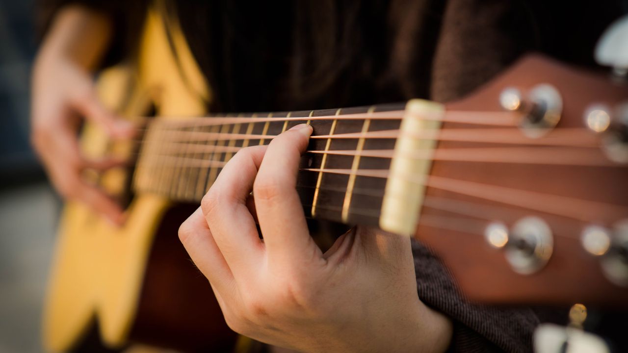 Wie Sie mit dem Fingerpicking auf der Gitarre beginnen
